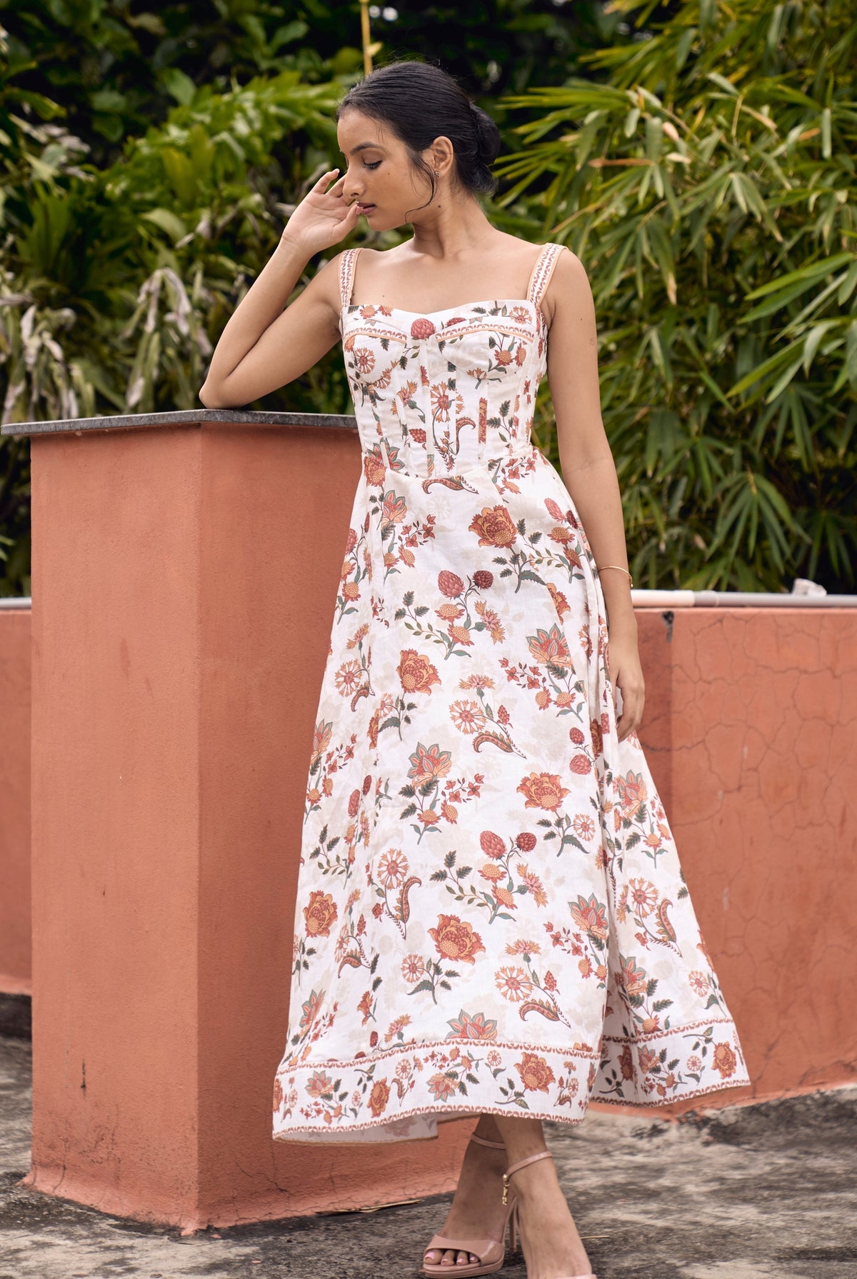 A midi Corset floral dress for brunch